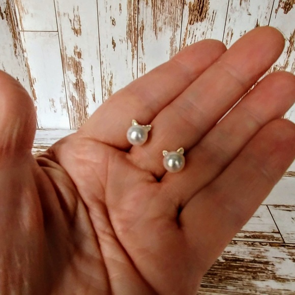 Pearly Cat Earrings - Picture 2 of 4